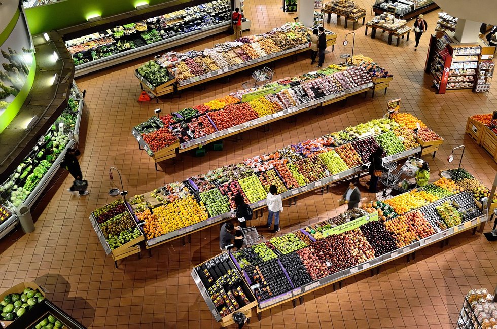 Торговый зал магазина — с сентября 2026 года коды маркировки бакалеи выводятся из оборота через кассу